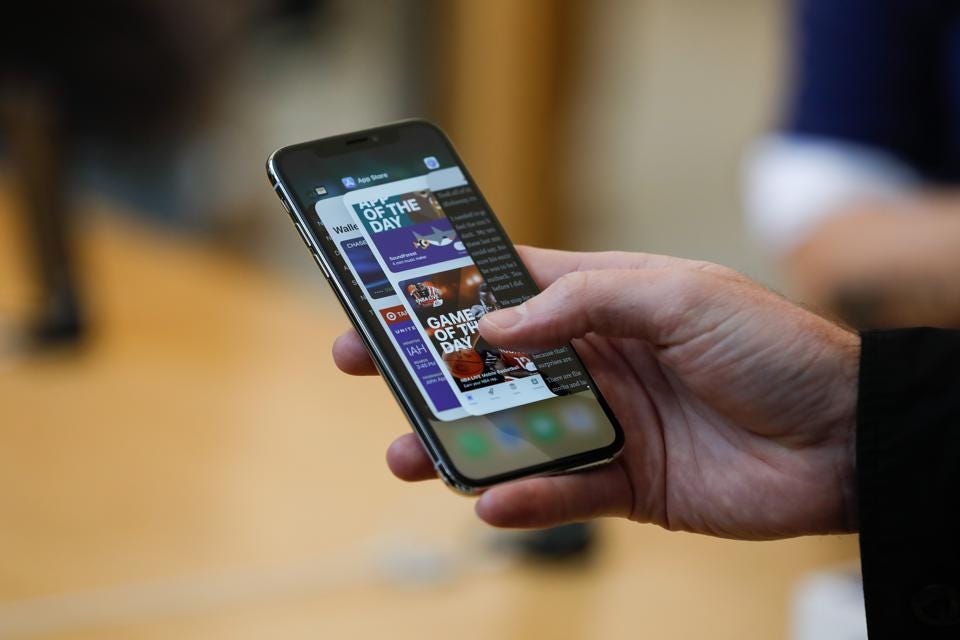 Ứng dụng chạy ngầm trên iPhone giúp bạn tiết kiệm pin và nâng cao hiệu suất cho điện thoại của bạn. Những tính năng mới được cập nhật lên iOS cho phép các ứng dụng chạy ngầm mà không ảnh hưởng đến những ứng dụng khác hoạt động trên điện thoại của bạn. Điều này giúp cho điện thoại của bạn hoạt động tốt hơn và tiết kiệm được năng lượng.