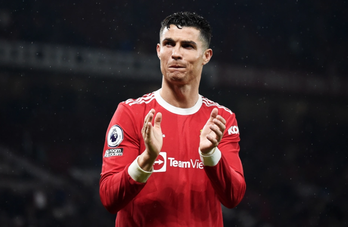 Ronaldo là một trong những cầu thủ xuất sắc nhất của M.U, và anh ta luôn được ủng hộ bởi hàng triệu CĐV trên toàn thế giới. Hãy xem hình ảnh liên quan đến Ronaldo khóc và thông điệp mà anh ta muốn truyền tải đến fan của mình trên sân nhà.