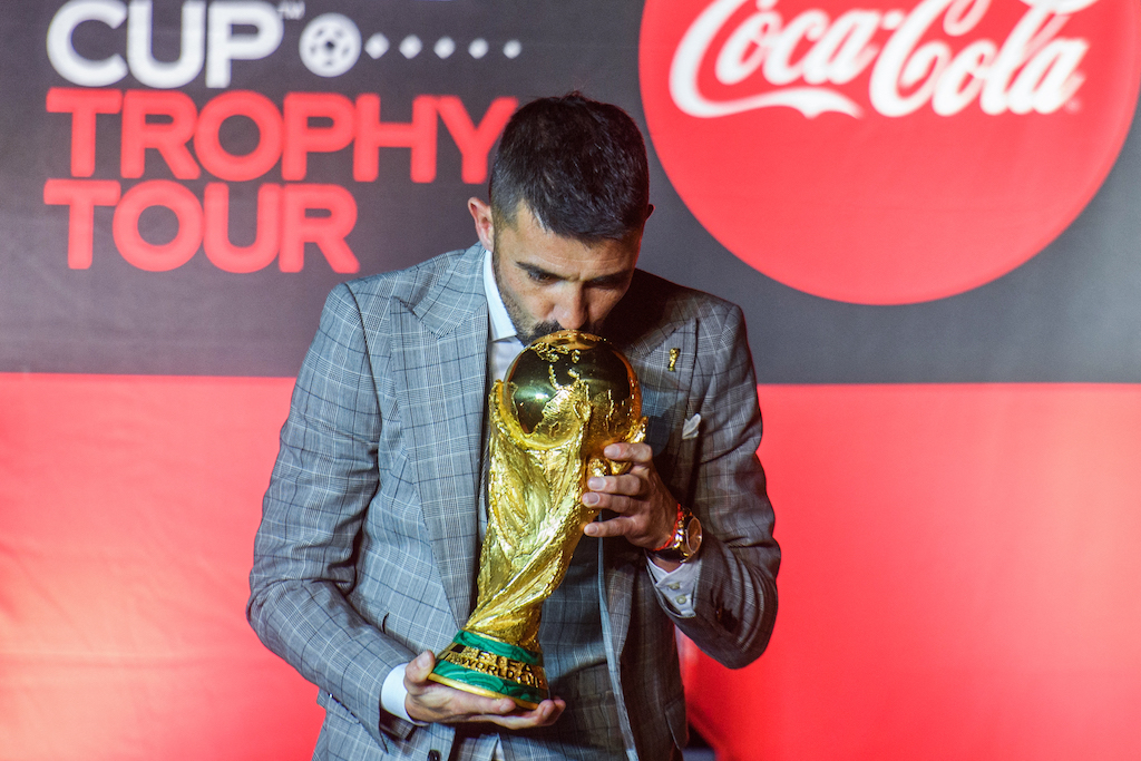 Chiếc cúp vàng World Cup đã cập bến Qatar sau hành trình vòng ...