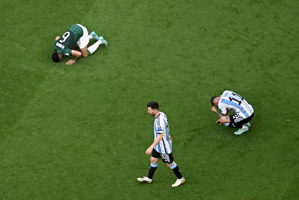 Báo Argentina đưa tin về cuộc đọ sức giữa Messi và các đồng đội của anh trong một trận đấu quan trọng. Báo cũng đề cập đến viễn cảnh cho sự nghiệp của Messi sau trận đấu này. Hãy xem hình ảnh liên quan để hiểu rõ hơn về thông tin này và tình hình của Messi hiện tại.