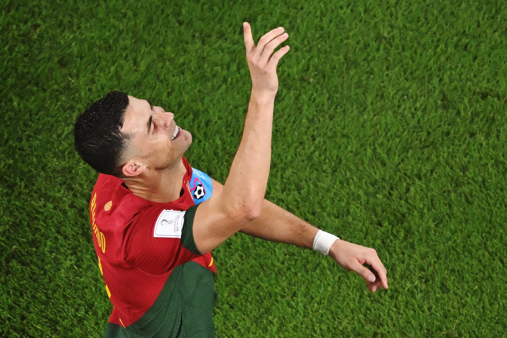 World Cup 2022, Ronaldo bật khóc: Với những tinh thần và niềm đam mê luôn đổ đầy cả trong trận đấu lẫn trong con người, Ronaldo đã trở thành một trong những cầu thủ bóng đá nổi tiếng nhất thế giới. Hãy xem hình ảnh này để chứng kiến niềm đam mê và sự nổ lực không ngừng nghỉ của anh trong một kỳ World Cup đầy cảm xúc.