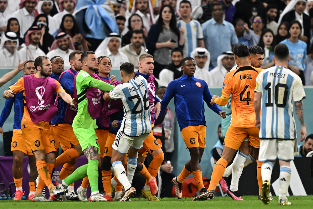 Chào mừng đến với World Cup 2022, sự kiện thể thao được mong chờ nhất năm nay! Kỷ lục đã được phá vỡ và các đội bóng sẵn sàng cạnh tranh để giành chiến thắng. Hãy xem hình ảnh về những khoảnh khắc đặc biệt của giải đấu này, trong đó sự nổi bật của Messi và đội tuyển Hà Lan là điểm nhấn đáng chú ý.