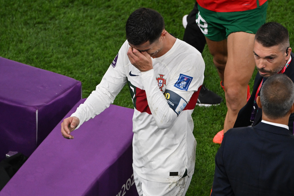 Ronaldo đã san bằng kỷ lục thế giới, nhưng không phải lúc nào anh cũng hạnh phúc và vui vẻ. Hãy xem hình ảnh Ronaldo buồn để cảm nhận tâm trạng của anh trong những lúc khó khăn.