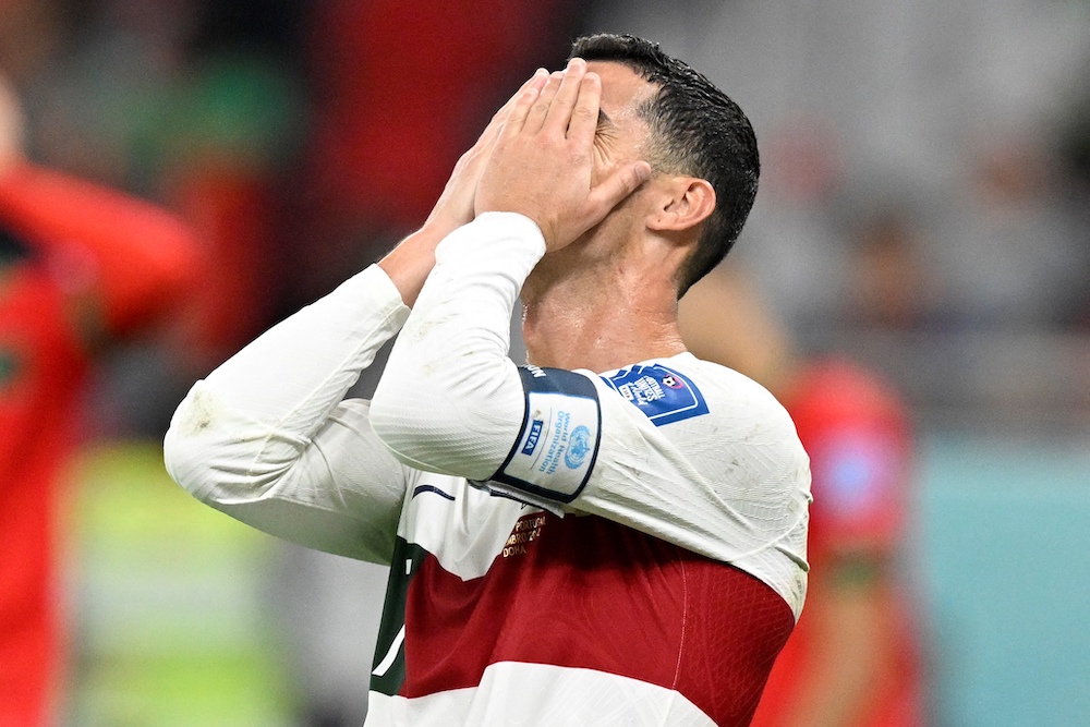 CĐV đã đuổi sân chỉ vì muốn được đến gần ngôi sao của mình - Cristiano Ronaldo. Chưa bao giờ lại có sự đoàn kết và hào hứng như vậy trong các giải đấu lớn. Còn bạn, hãy cùng xem lại khoảnh khắc này và cảm nhận sự hào hứng của những người hâm mộ.