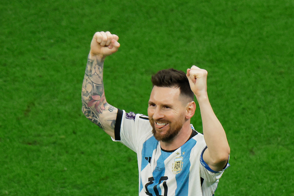 Thưởng thức ảnh Messi khi anh ấy đăng quang tại World Cup - một khoảnh khắc kinh điển trong lịch sử bóng đá. Xem Messi ở trạng thái tuyệt vời nhất của mình, khi anh ấy giúp đội tuyển quốc gia của mình đứng trên đỉnh vinh quang. Hãy đến xem ngay!