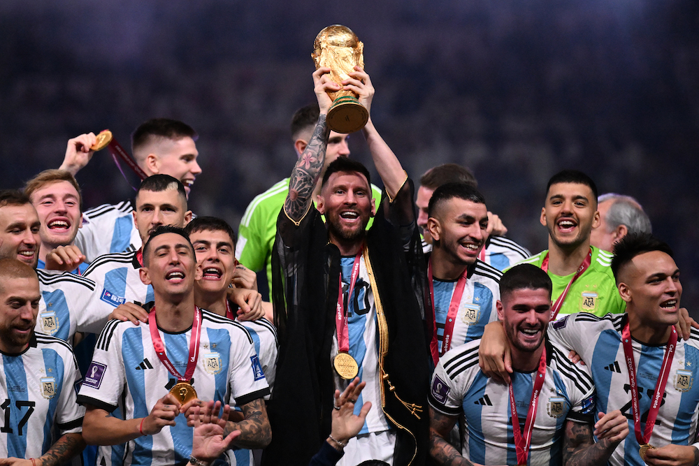 Quả bóng vàng World Cup 2022 sẽ là niềm kiêu hãnh của những cầu thủ giỏi nhất thế giới. Hãy xem và cổ vũ cho những ngôi sao bóng đá đầy tài năng nhất khi họ cống hiến cho đội tuyển quốc gia của mình.