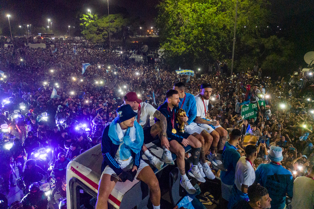 Không thể bàn cãi rằng Messi là một cầu thủ rất quan trọng đối với đội tuyển Argentina. Xem hình ảnh về cảm xúc và khát khao chiến thắng của Messi và đội tuyển này.