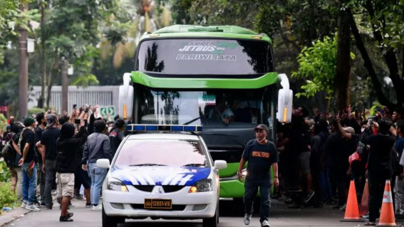 Sốc: CĐV Indonesia tấn công xe buýt chở tuyển Thái Lan khi thảm ...