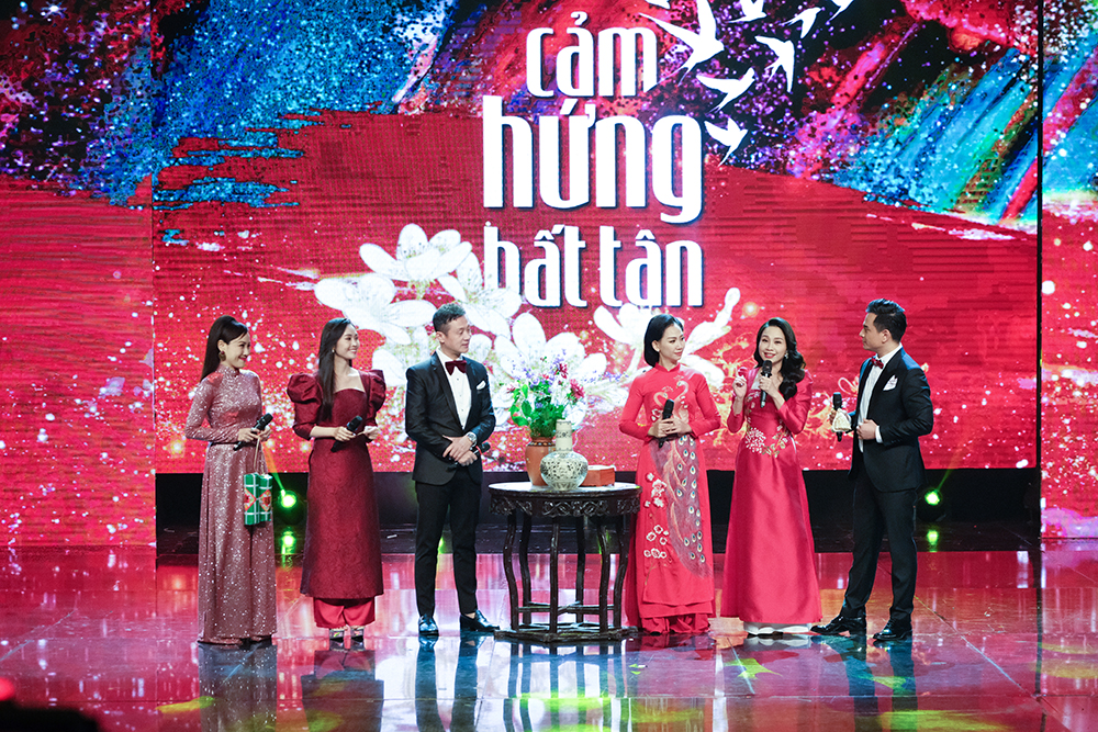 MC Ngọc Anh rạng rỡ trong lần thứ 2 dẫn chương trình V-League Awards | Báo  Dân trí