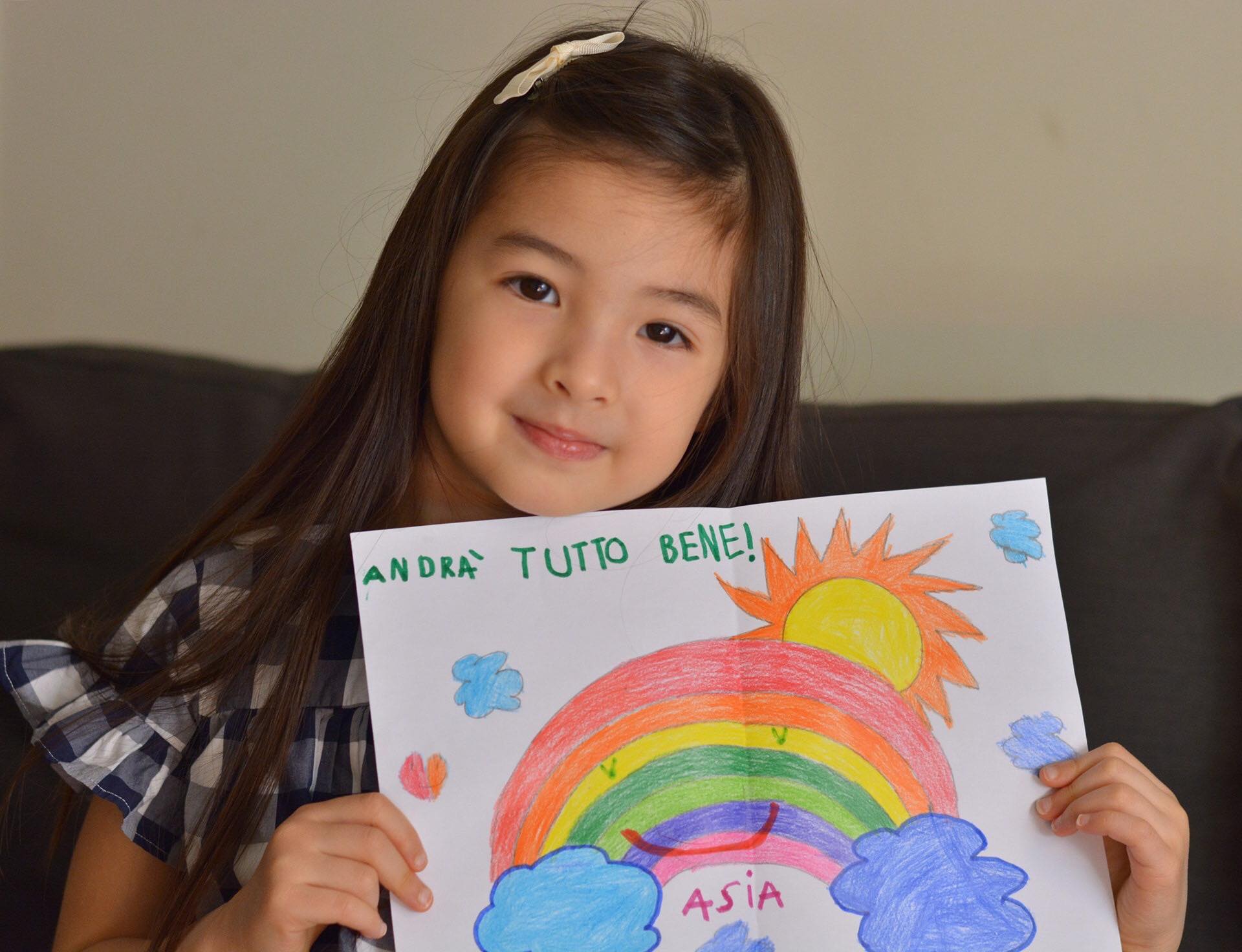 Vẽ tranh dễ thương và đáng yêu chỉ với một em bé Việt Nam. Tranh vẽ của bé chứa đựng sự tinh tế và tưởng tượng phong phú, cùng với màu sắc tươi sáng và tình cảm thể hiện trong từng nét vẽ.