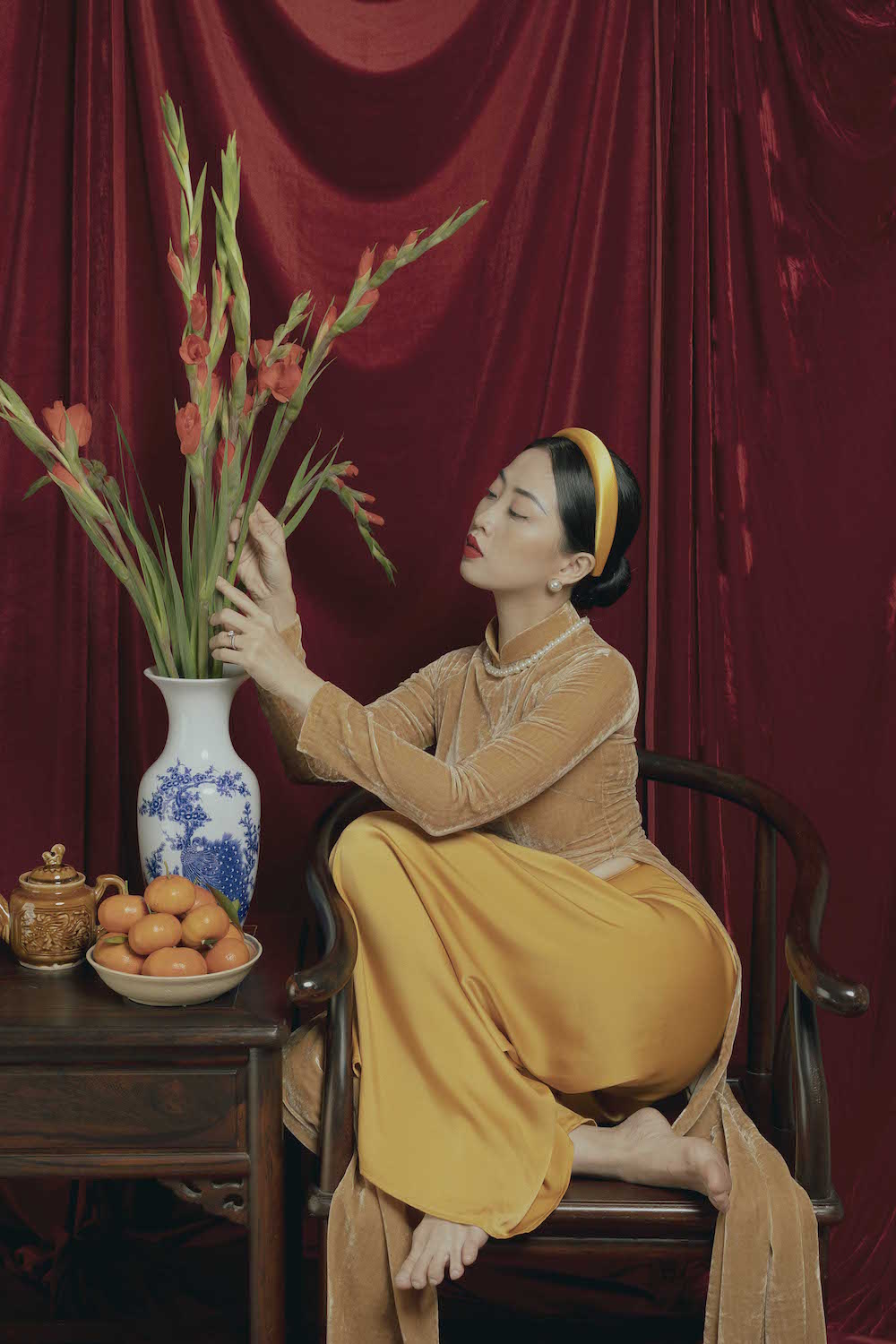 Liêu Hà Trinh hóa phụ nữ xưa trong bộ ảnh áo dài Tết