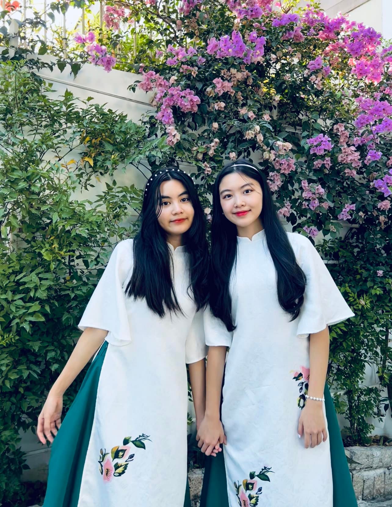 Áo dài là trang phục truyền thống của người Việt Nam, mang đầy nét đẹp trang nhã và tinh tế. Hãy cùng ngắm những bức ảnh về áo dài, khám phá sự thanh lịch trong từng đường nét của trang phục này.