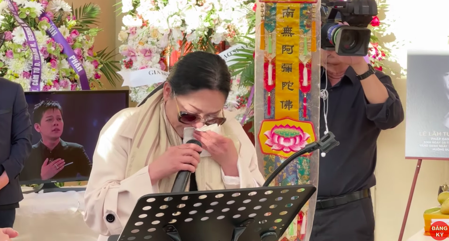 Như Quỳnh bật khóc nức nở trong tang lễ em trai