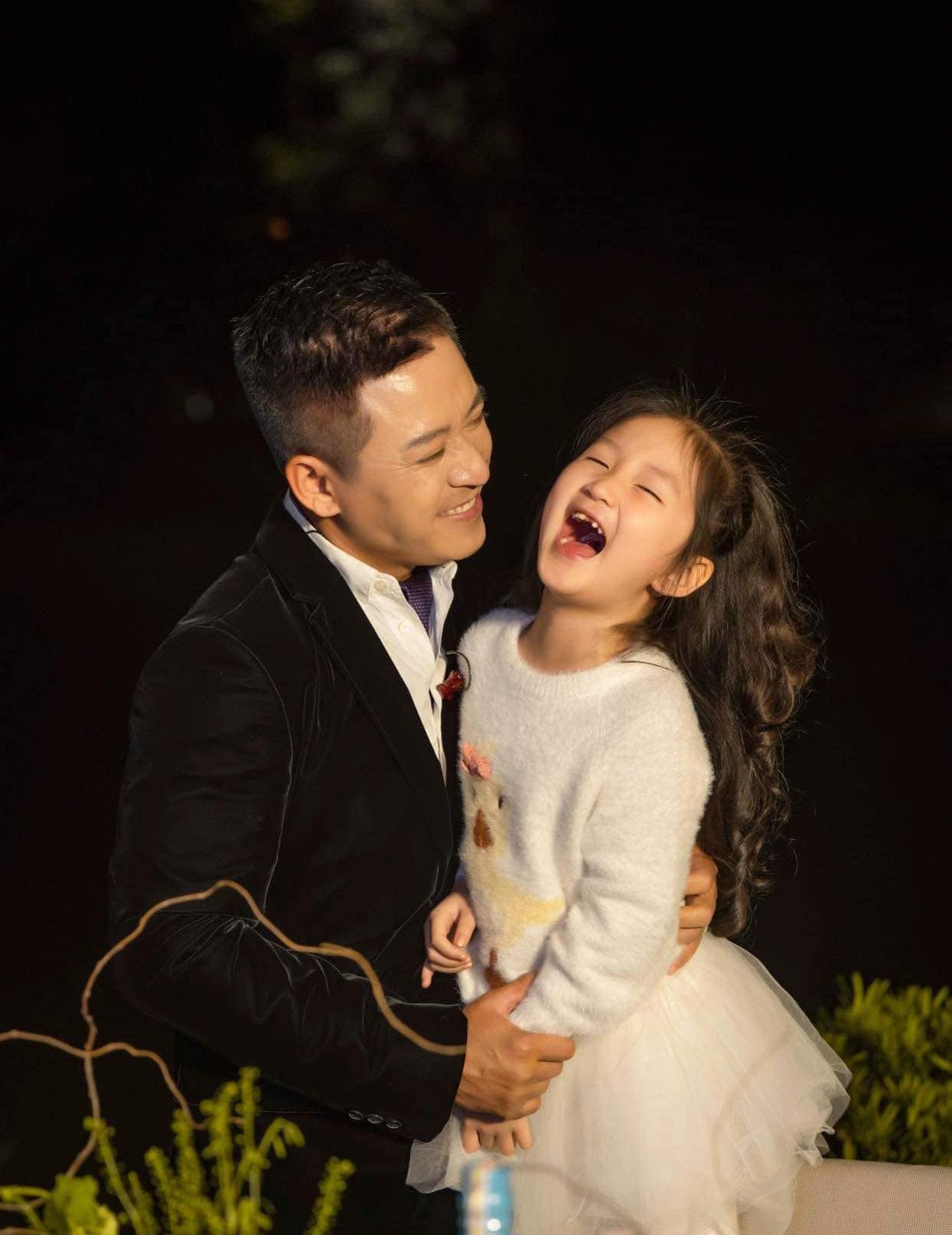 Những bức ảnh gia đình của Nhung Tuấn sẽ khiến bạn muốn hiểu rõ hơn về tình cảm gia đình và cảm nhận được tình yêu thương đong đầy trong mỗi khoảnh khắc.