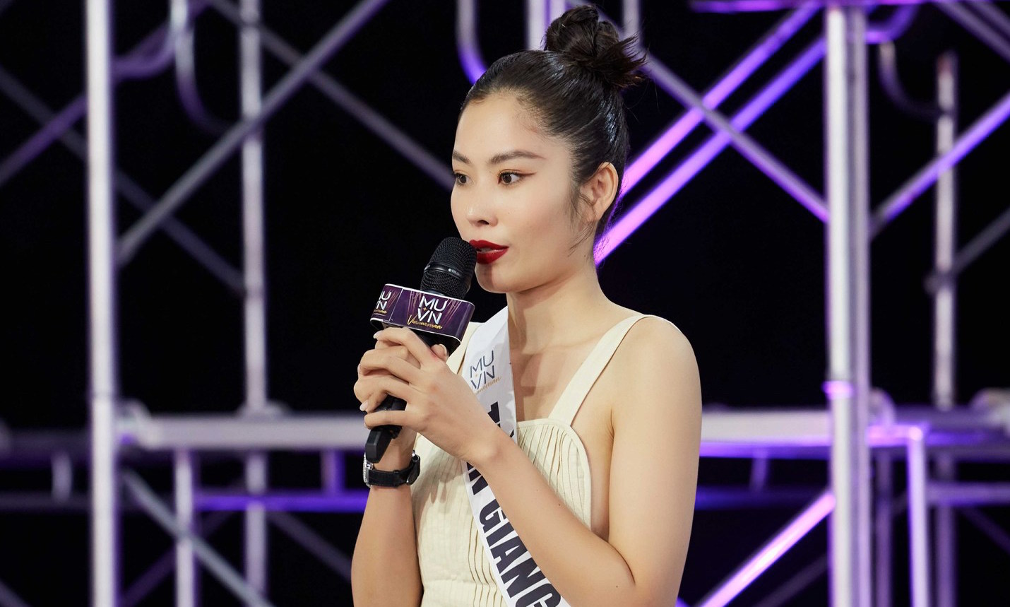 Chị gái Nam Em gây tranh cãi tại Hoa hậu Hoàn vũ Việt Nam
