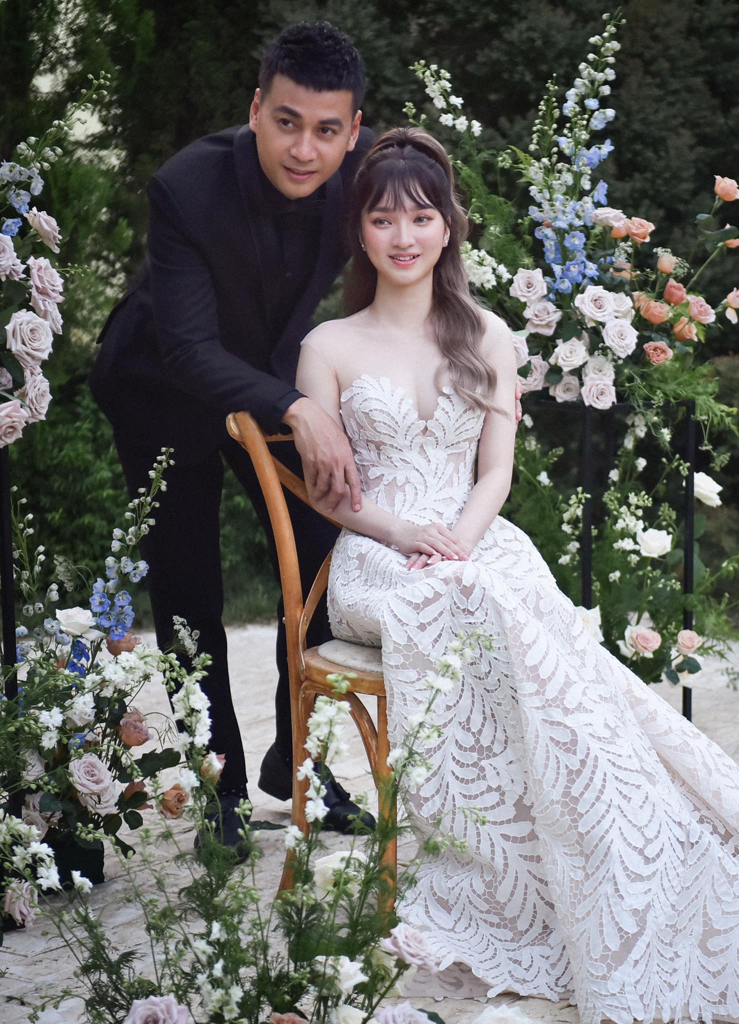 Bạn đã từng thấy ảnh cưới của trai nhảy Ngọc Thuận và diễn viên vợ chưa? Nếu chưa, hãy nhanh tay bấm vào đây để được chiêm ngưỡng sự kiện kết hôn đầy hoành tráng của hai người và những bức ảnh cưới đẹp tuyệt vời.