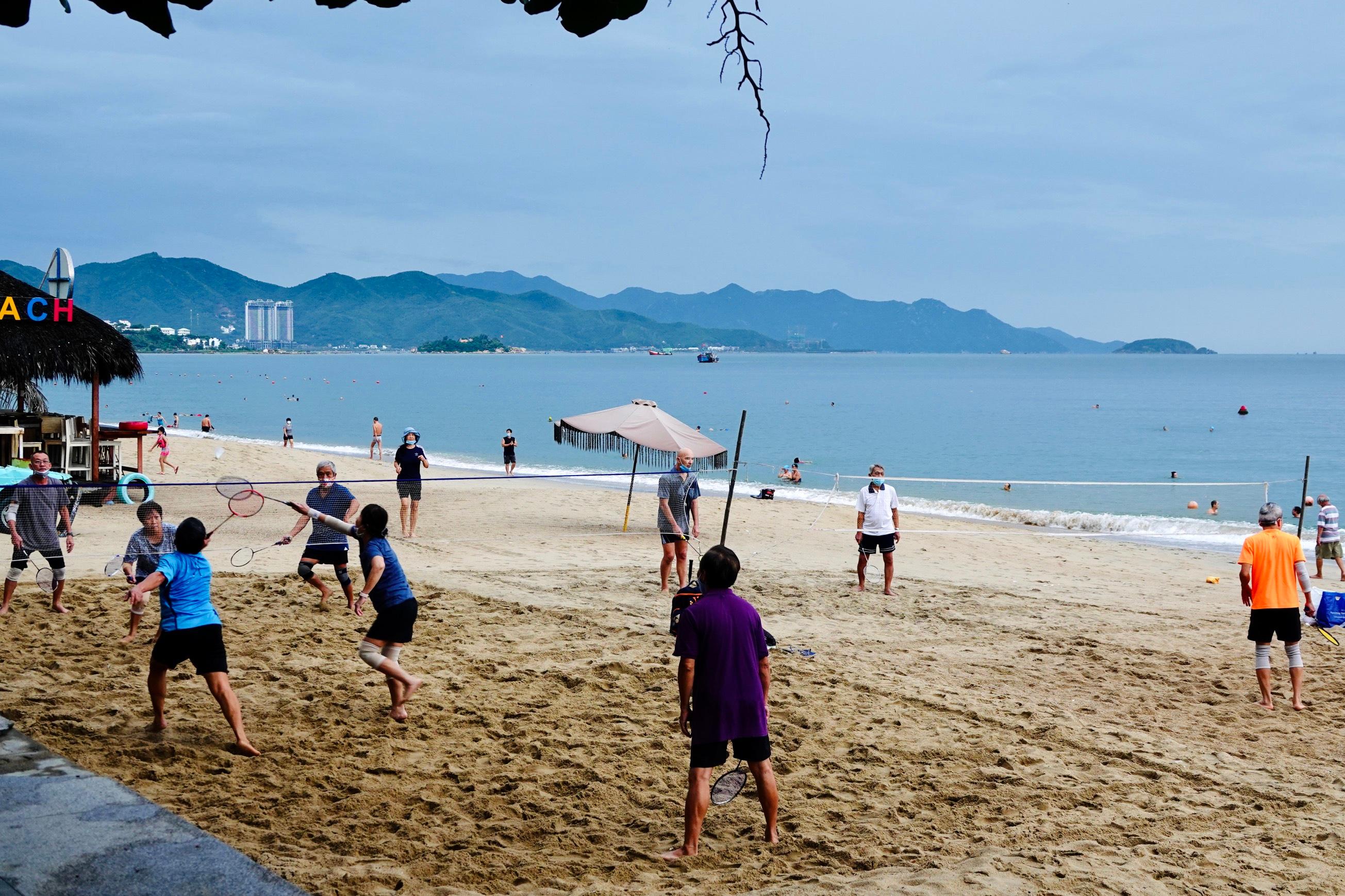 Người Dân Nha Trang Hồ Hởi Tắm Biển Trở Lại