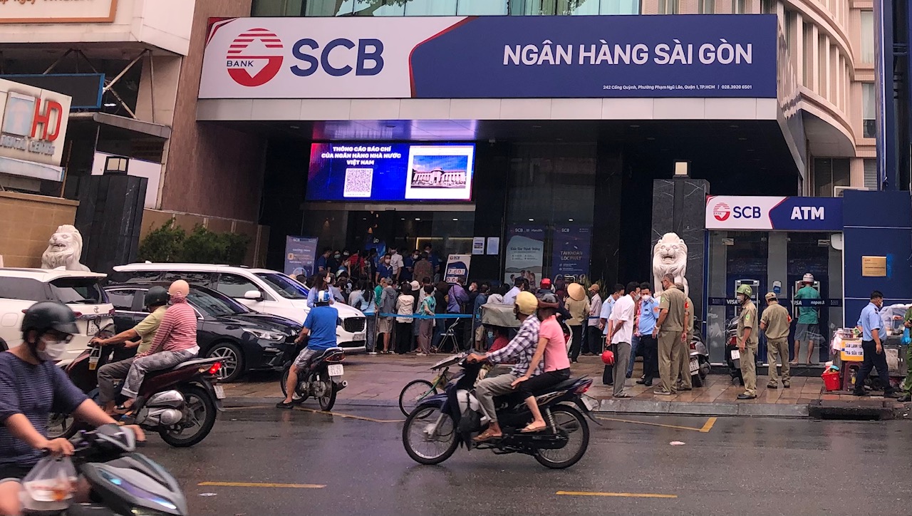 Ngân hàng SCB chi trả cho khách hàng rút tiền: Ngân hàng SCB là một trong những ngân hàng lớn và uy tín nhất tại Việt Nam. Nơi đây, bạn có thể rút tiền nhanh chóng và dễ dàng, cùng với sự hỗ trợ tận tình của đội ngũ nhân viên chuyên nghiệp và thân thiện. Ngoài ra, SCB còn có các chương trình ưu đãi hấp dẫn cho khách hàng khi rút tiền tại ngân hàng.