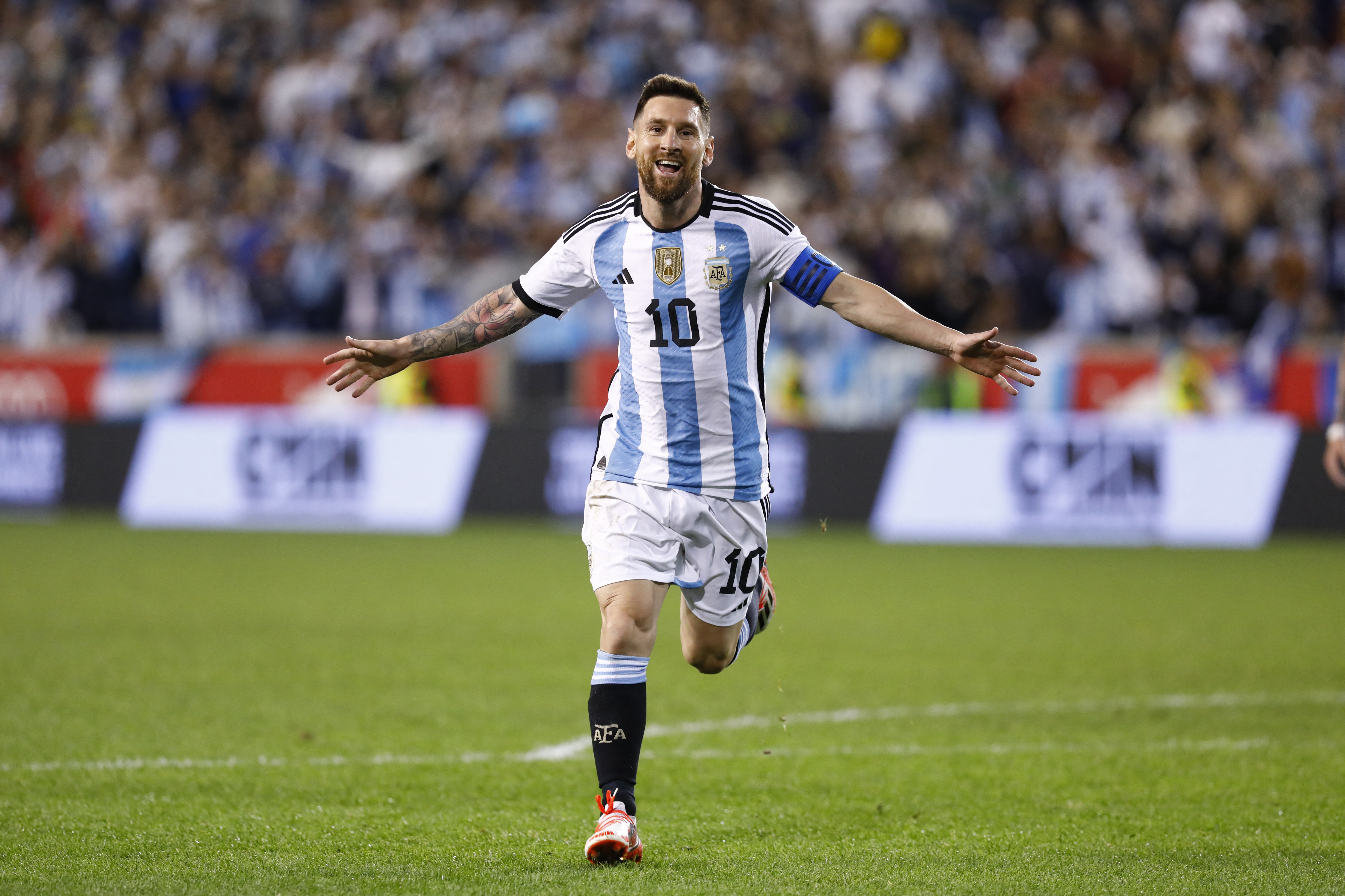 Messi record: Messi đã vừa lập kỷ lục mới trong sự nghiệp của mình. Để được chứng kiến những pha bóng đẳng cấp và những bàn thắng đẹp mắt của Messi, hãy xem hình ảnh mới nhất về cầu thủ này.