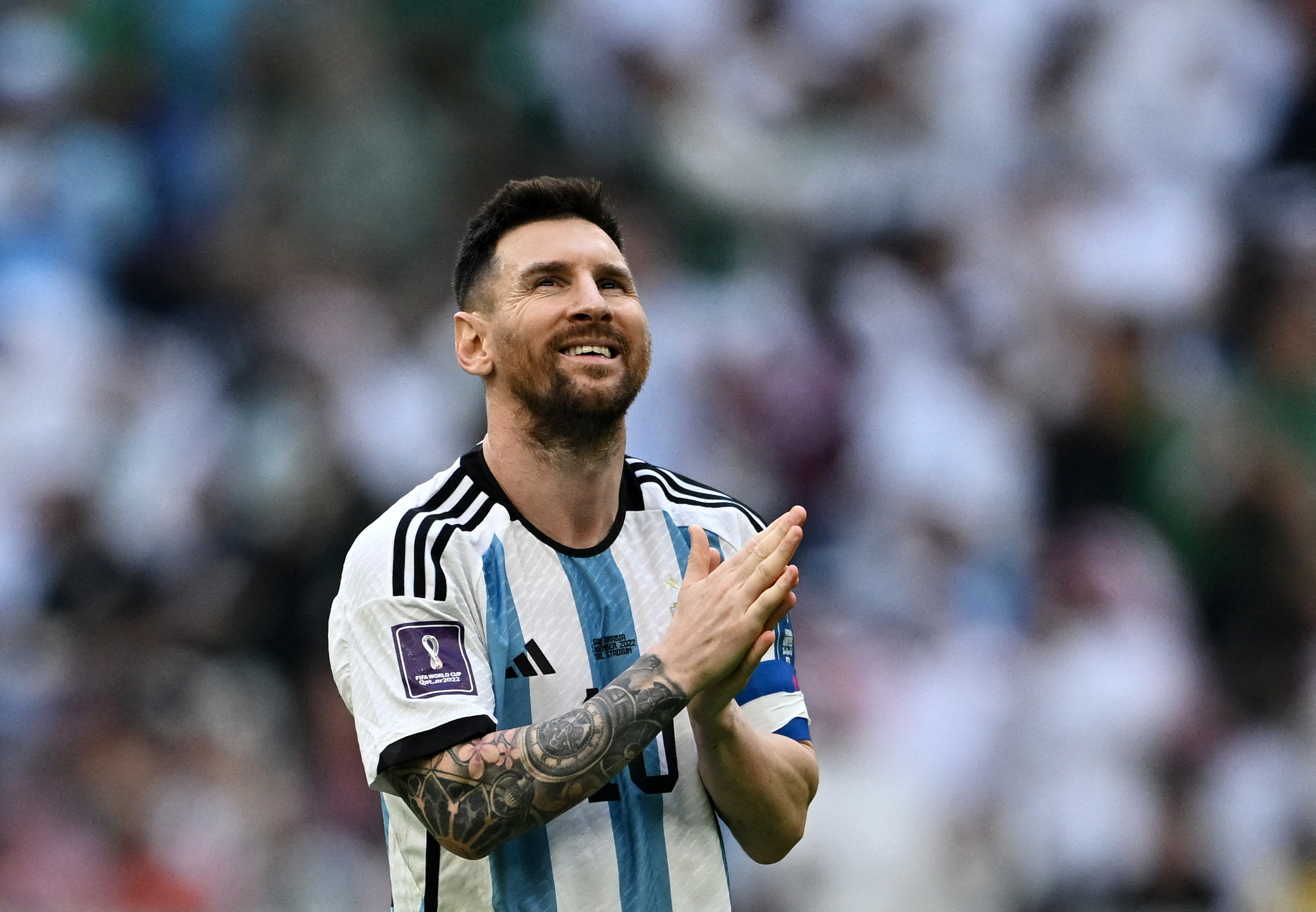 Hãy tưởng tượng một đội hình bóng đá gồm các ngôi sao như Messi, Sao M.U và đội tuyển Argentina đối đầu với đối thủ Mexico thì sẽ ra sao? Đó chính là những khoảnh khắc đáng chú ý nhất tại World Cup. Đến xem ảnh này để tận hưởng những giây phút hoành tráng và tràn đầy cảm xúc khi Messi và đội tuyển Argentina nâng Cúp Vô địch.