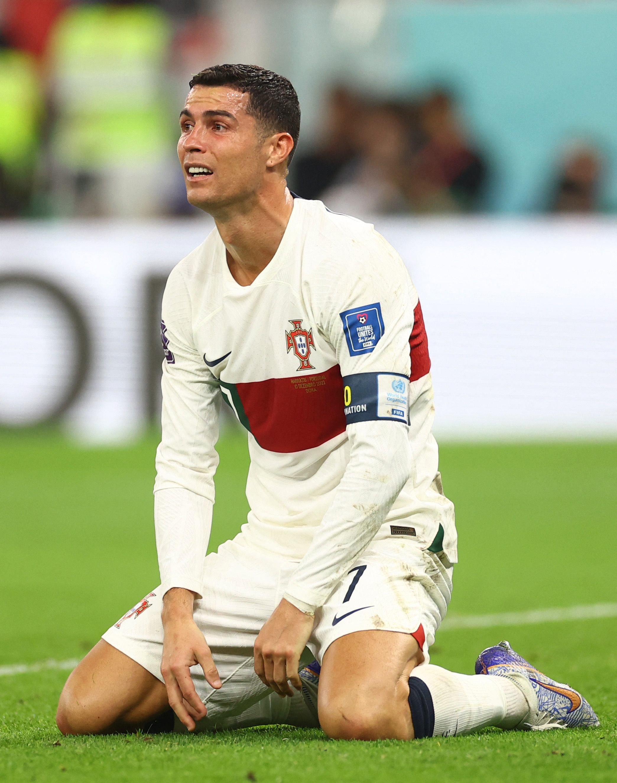 Ronaldo khóc tuyển Bồ Đào Nha: Cristiano Ronaldo là một người đam mê bóng đá và luôn đặt niềm tin vào đội tuyển của mình. Bức ảnh Ronaldo khóc khi tuyển Bồ Đào Nha bị loại khỏi giải đấu sẽ hiển thị cho bạn được tình yêu và sự cam kết của anh đối với đội tuyển. Hãy xem và cảm nhận sự chân thật và cảm xúc của Ronaldo.