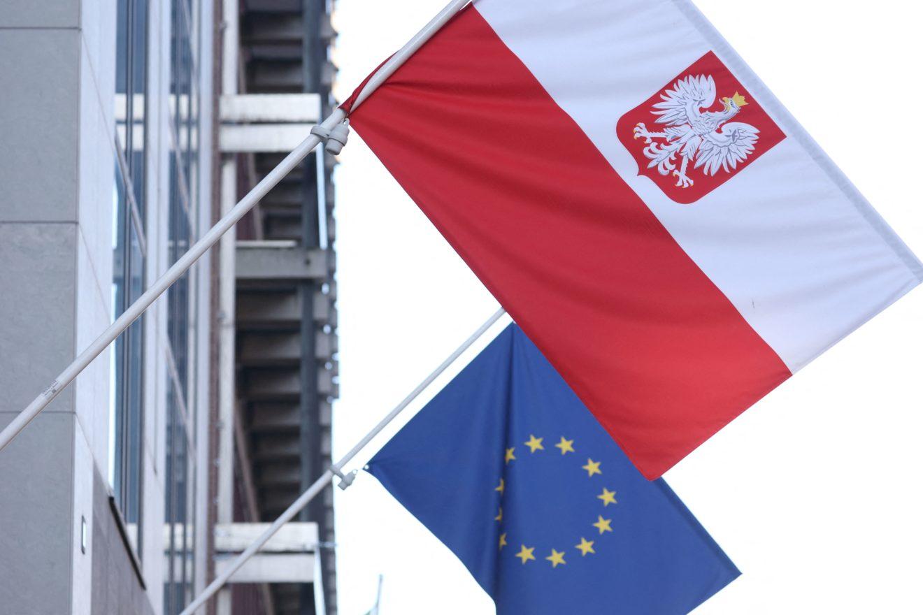Tình cảm cờ Ba Lan: 
Tình cảm của người dân Ba Lan đối với cờ quốc gia là không thể phủ nhận. Cờ Ba Lan là niềm tự hào, niềm tin và cả tình yêu. Hãy cùng chiêm ngưỡng những khoảnh khắc tuyệt vời về tình cảm của người dân Ba Lan dành cho cờ quốc gia này.