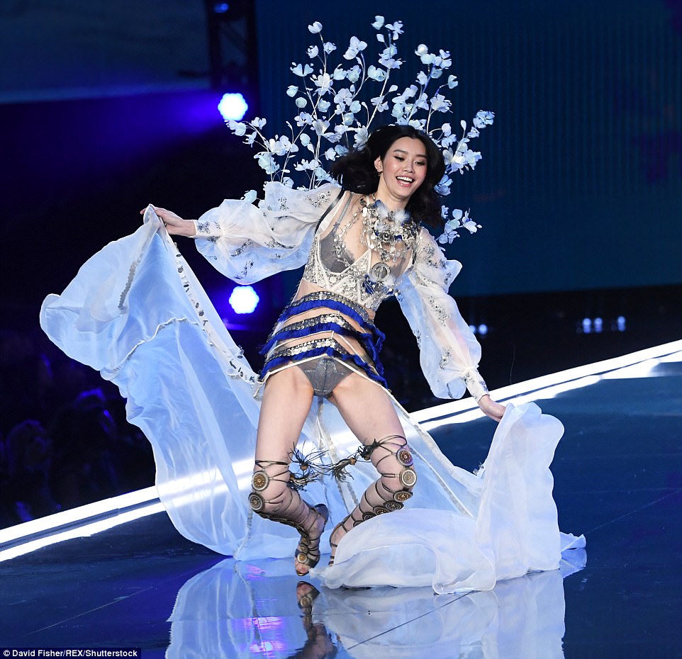 Siêu mẫu Trung Quốc ngã sõng soài trên sàn diễn Victoria\'s Secret