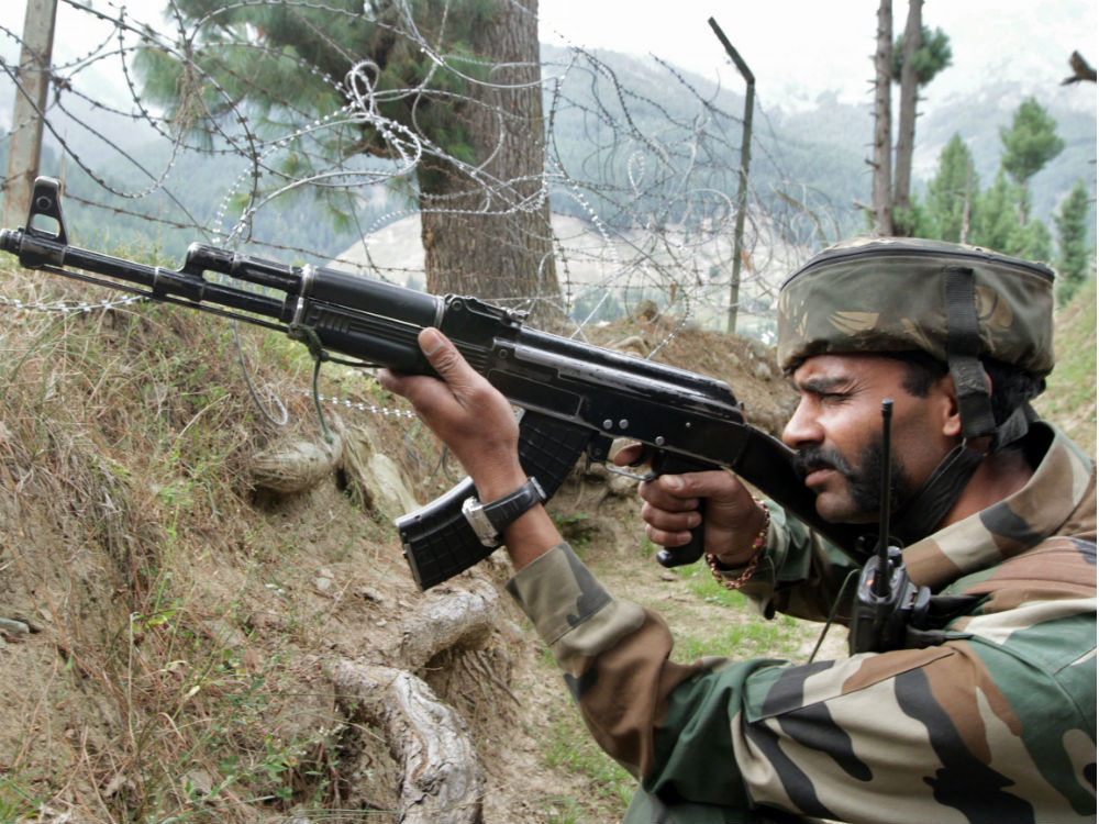 Ấn Độ và Pakistan vẫn thường xảy ra giao tranh ở vùng Kashmir - Ảnh: Reuters