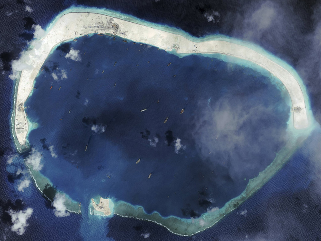 Mỹ đã điều tàu khu trục tuần tra gần khu vực 12 hải lý quanh Đá Vành Khăn (ảnh) và Đá Xu Bi của Việt Nam ở quần đảo Trường Sa đang bị Trung Quốc chiếm đóng phi pháp - Ảnh: CSIS/DigitalGlobe