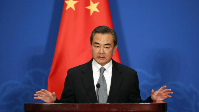  Ngoại trưởng Trung Quốc Vương Nghị lớn tiếng cảnh báo Mỹ “chớ gây chuyện” sau khi nghe tin Mỹ đã điều tàu khu trục tuần tra quanh đảo nhân tạo Trung Quốc xây phi pháp trên Biển Đông - Ảnh: Reuters