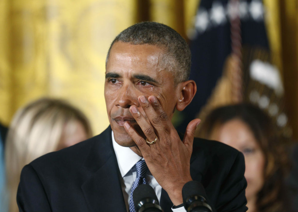 Tổng thống Mỹ Barack Obama xúc động khi nhắc tới những người đã thiệt mạng trong các vụ xả súng ở Mỹ - Ảnh: Reuters