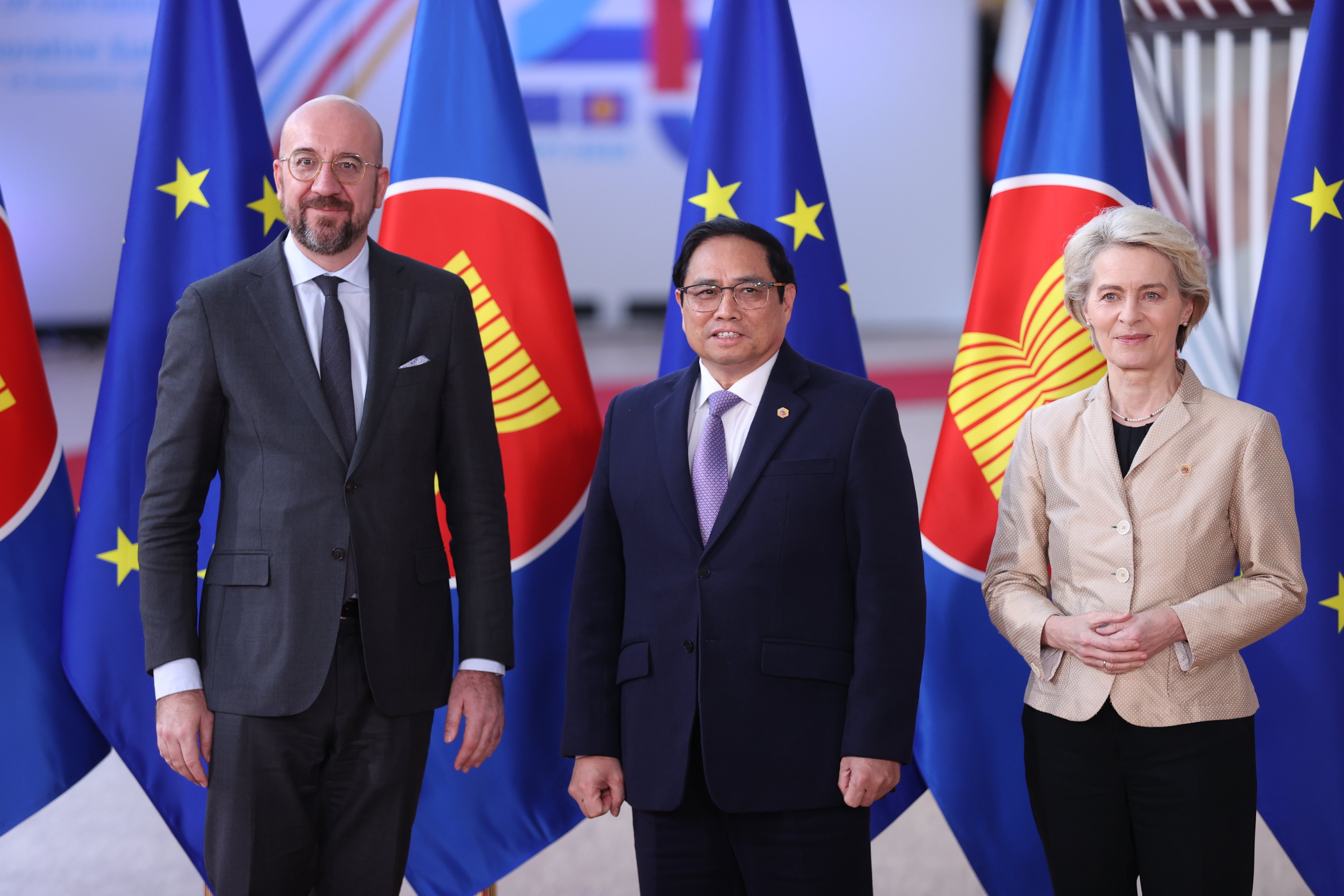 Thủ tướng Phạm Minh Chính đã đến tham dự Hội nghị ASEAN-EU tại Bỉ, đưa ra những đề xuất xây dựng mối quan hệ hợp tác giữa các quốc gia về kinh tế, chính trị và an ninh, tạo đà cho sự phát triển và tăng trưởng bền vững trên toàn khu vực.