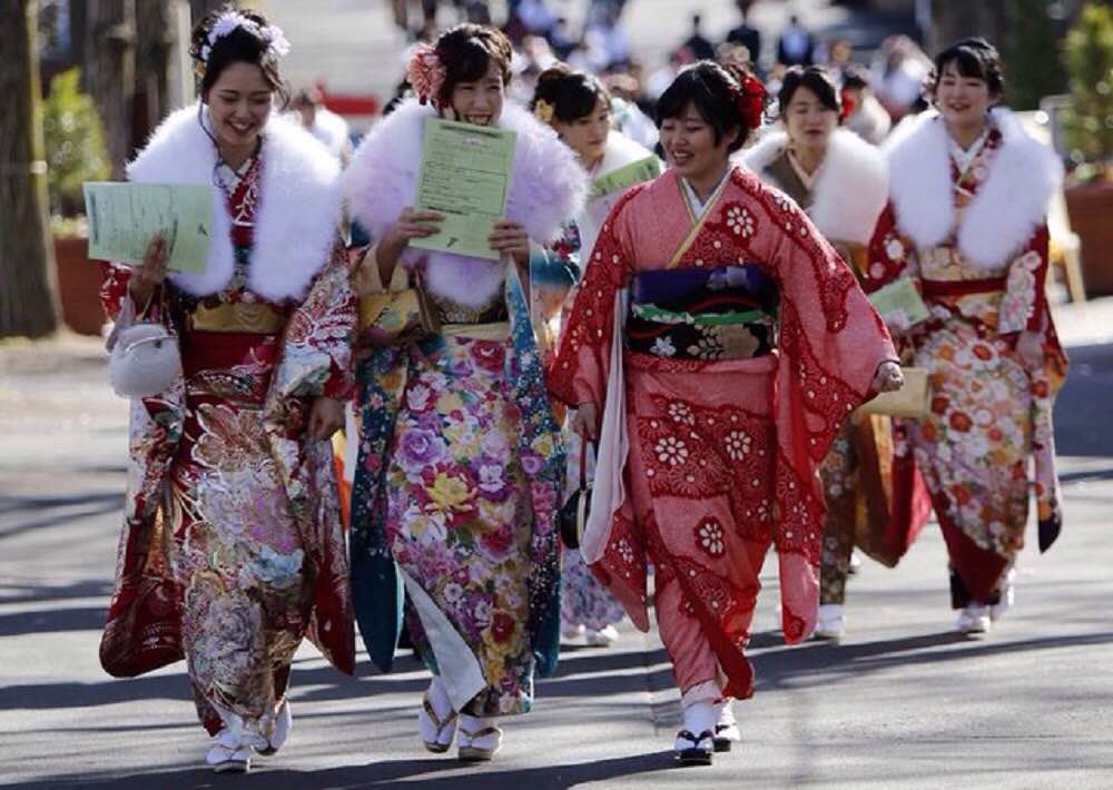Những bạn trẻ có thu nhập thấp ở Nhật Bản có thể nhận các phiếu quà tặng để mua sắm vật dụng hằng ngày - Ảnh: Reuters