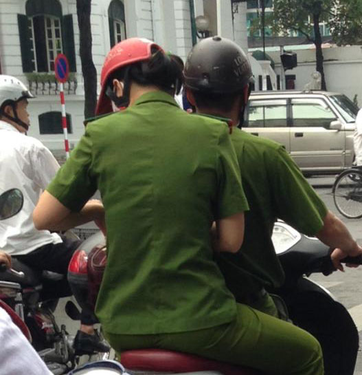 Một số chiến sĩ công an vẫn "vô tư" đội mũ không đạt chuẩn
- Ảnh: Quốc Bảo