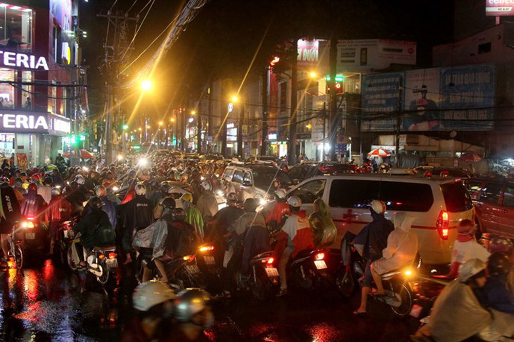 Mỗi lần mưa, người Sài Gòn lại khổ vì nước ngập và kẹt xe. Thậm chí, xe cấp cứu mà chạy vào thời điểm này cũng đành chịu kẹt cứng trong dòng xe - Ảnh: Khả Hòa