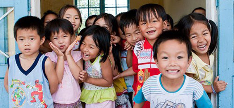 Niềm vui của con trẻ khi đến trường không chỉ phụ thuộc vào cách chăm sóc của cô giáo mà còn cả từ cách nuôi dạy con của cha mẹ - Ảnh: Thanh Trúc