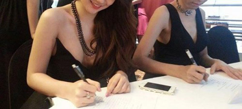Những cô gái thời nay vẫn mơ mình thành hot girl, một tuýp người đẹp phải đầy đủ “hàng hóa, điện nước” - Ảnh: Võ Nhân