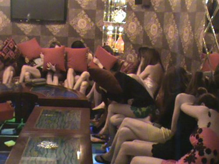 Những quán karaoke “chui” có nữ tiếp viên phục vụ kiểu này rồi sẽ được tập trung vào khu riêng để dễ quản lý? - Ảnh: công an cung cấp