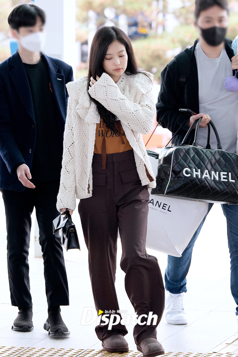 Hai lần Jennie diễn tại show Chanel