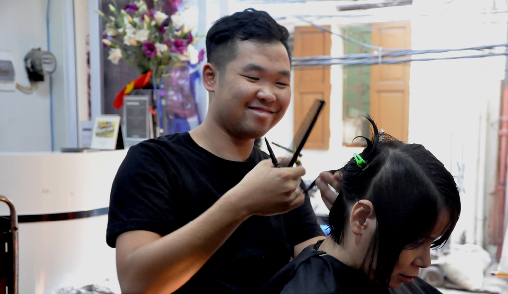 Tiếng Anh giao tiếp tại hiệu cắt tóc THÔNG DỤNG  Step Up English