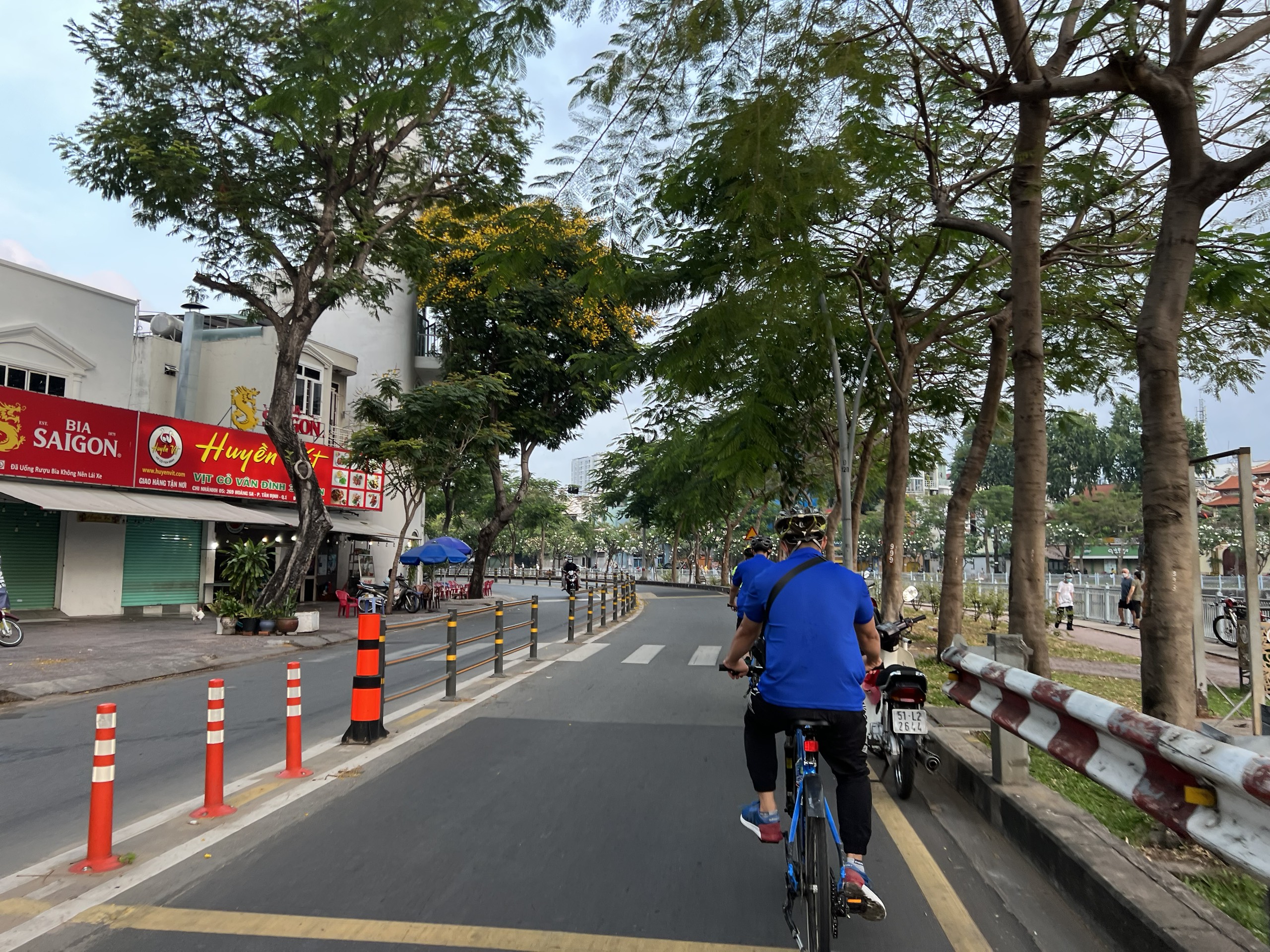 Vì sao có người thức dậy rất sớm để đi đạp xe vòng vòng Sài Gòn?