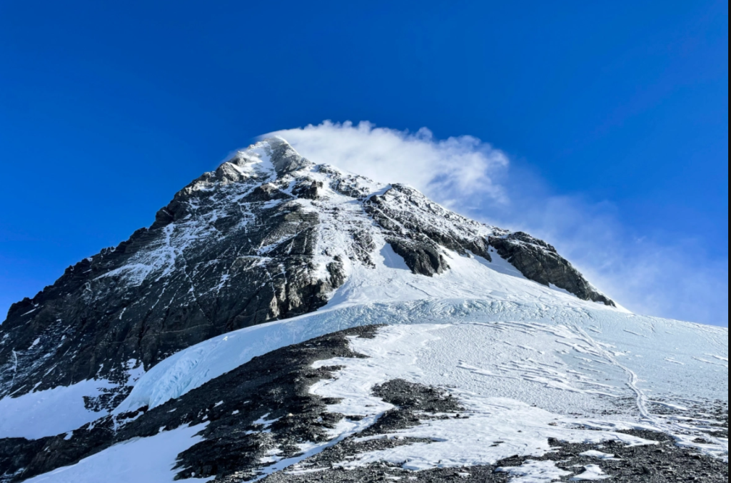 Chỉ mất 25 năm để tan lớp băng tích tụ trên đỉnh Everest suốt  năm
