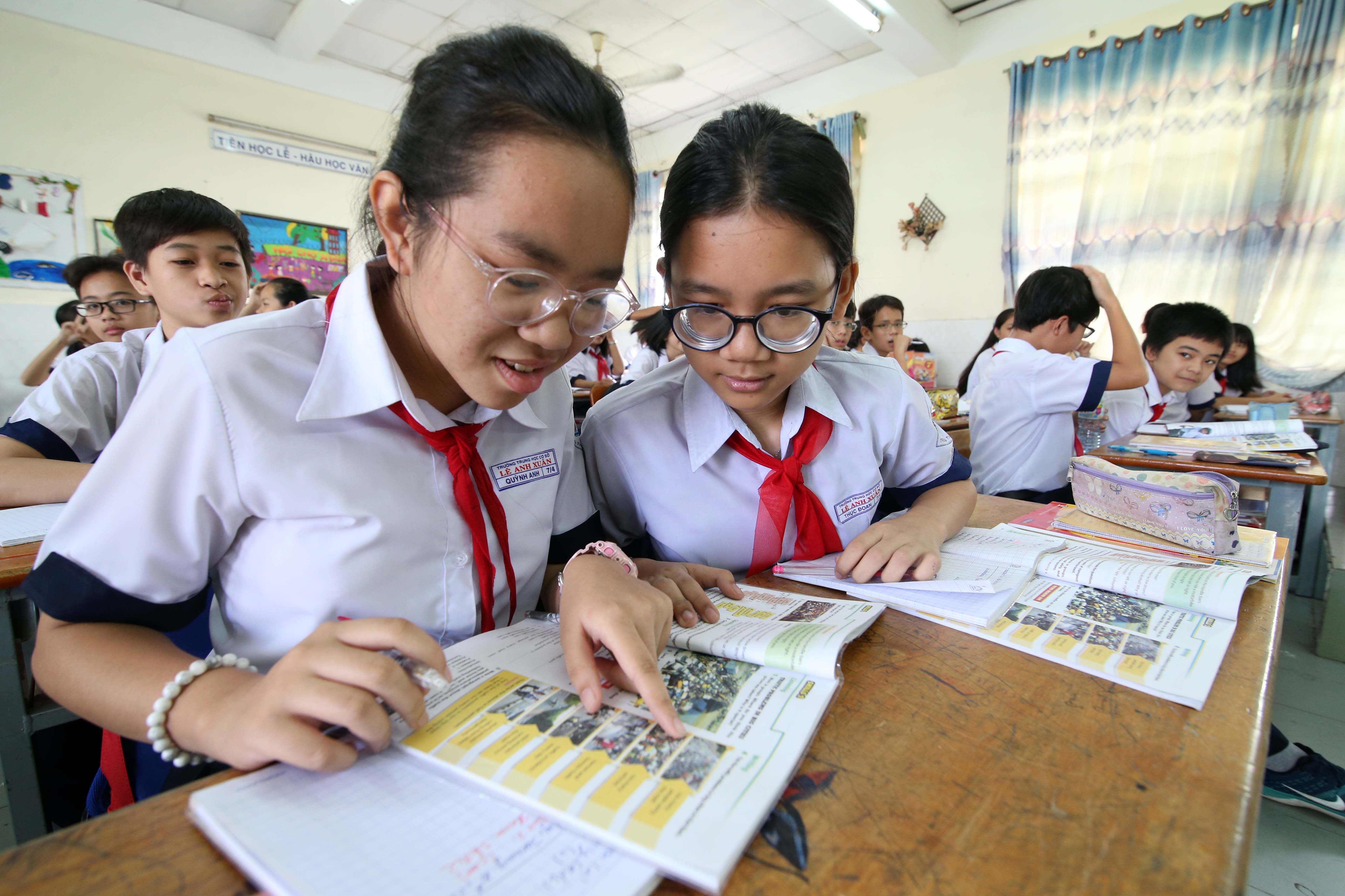 Why schools. Школьники в библиотеке Китай. Среднее образование в Китае ученики. Китайские ученики 9 класса. Китай школьники в фильмах.