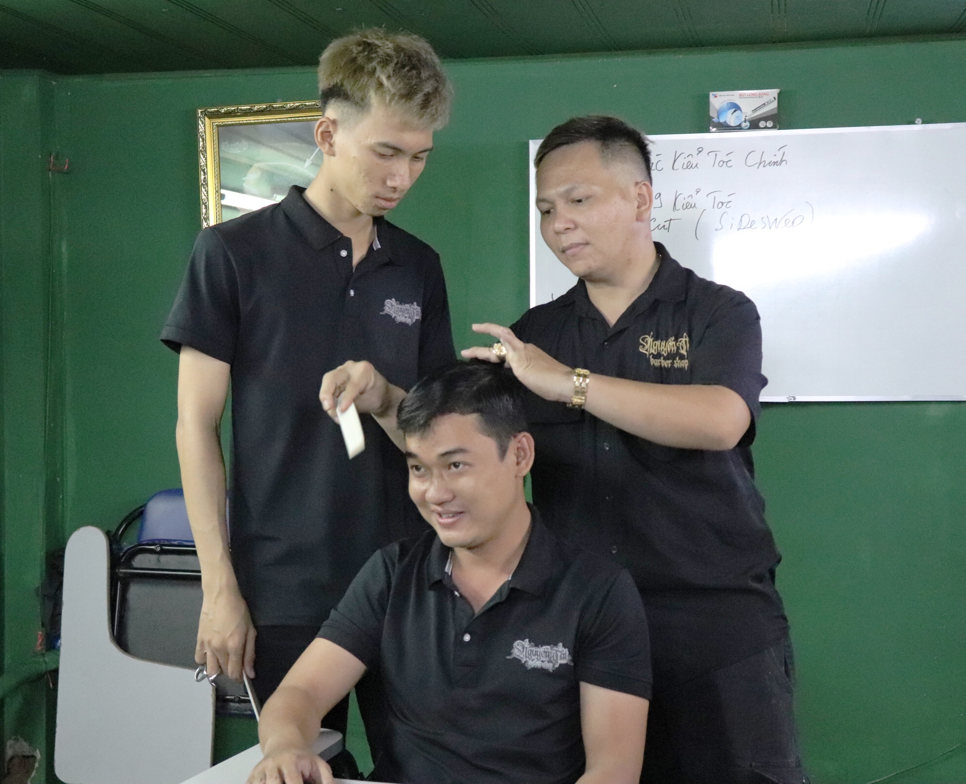 CON GÁI CÓ NÊN HỌC NGHÈ CẮT TÓC NAM BARBER HAY KHÔNG  Dạy nghề tóc cấp  tốc cắt tóc nam nữ học phí bảng giá địa chỉ