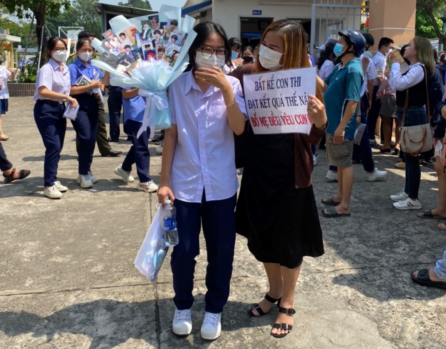 Bó hoa: Hãy ngắm nhìn bó hoa tuyệt đẹp này để cảm nhận sự tinh tế và dễ thương của chúng. Những màu sắc rực rỡ và hương thơm ngào ngạt của hoa sẽ khiến bạn thấy thoải mái và thư giãn.