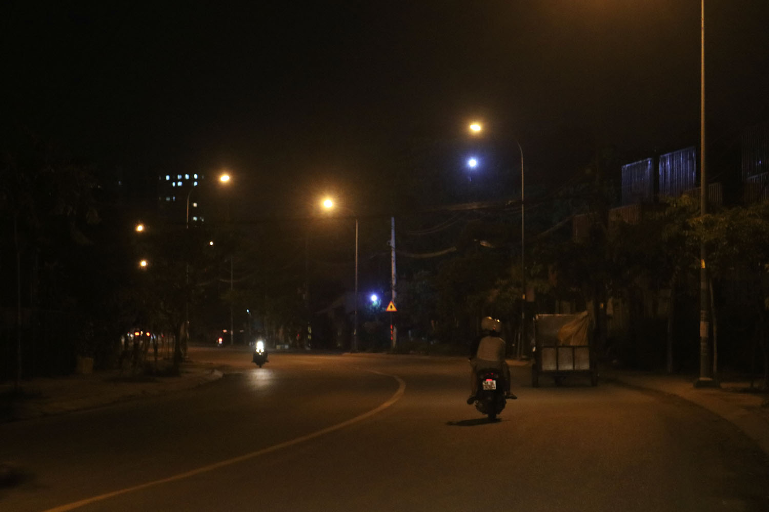 Đi đường ban đêm: Không gian yên tĩnh, ánh đèn đường lung linh và tâm hồn bình an, hãy cùng thưởng thức không khí đặc biệt của đường phố ban đêm qua bức ảnh đẹp mắt này.