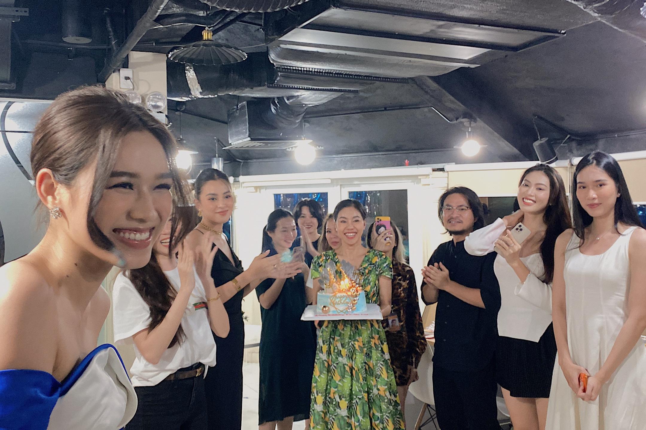 Lê Thiện Hiếu tổ chức sinh nhật bất ngờ cho bạn gái ra mắt Tia Hải Châu  với fan Hà Nội