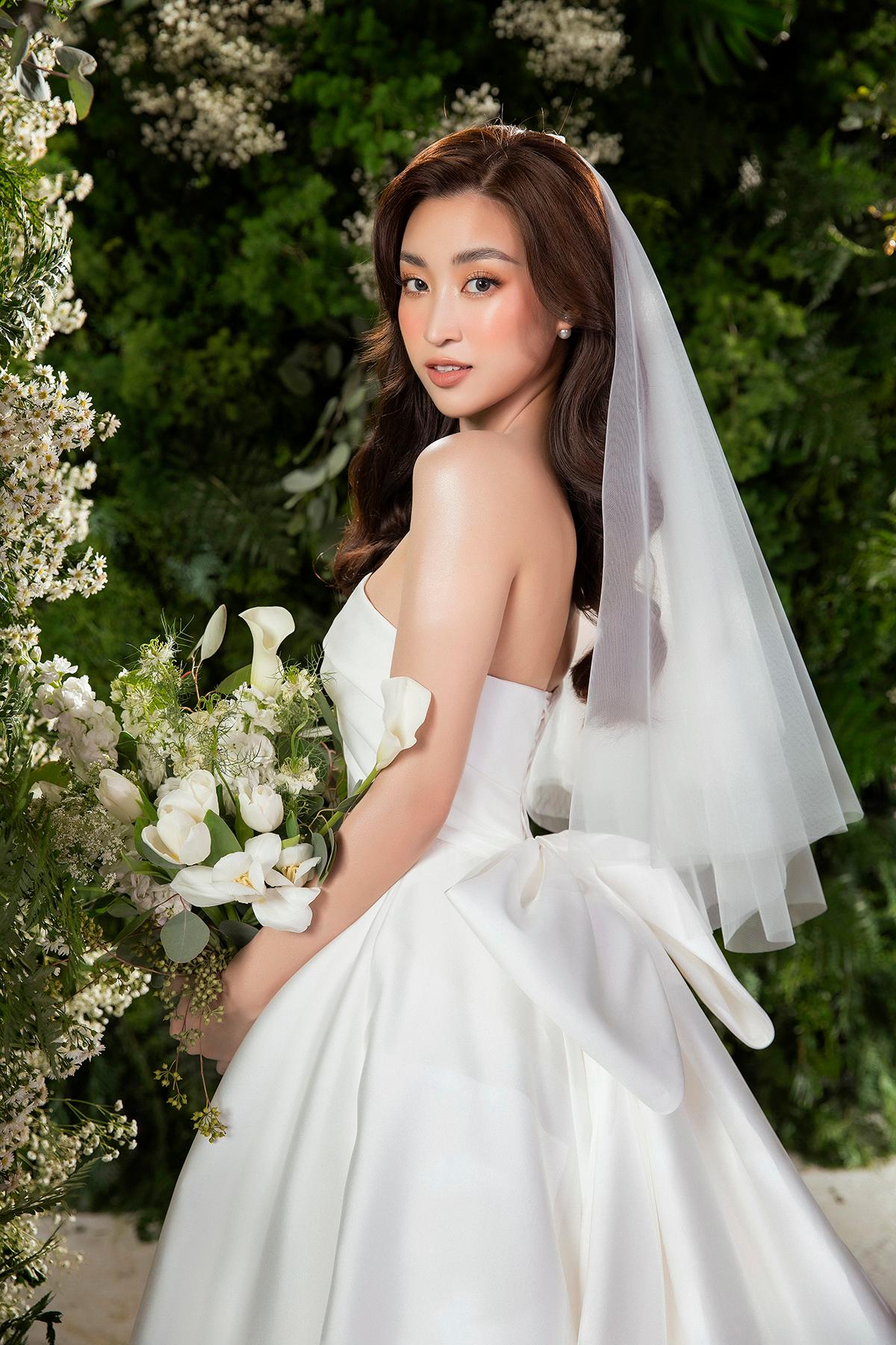 Hãy theo dõi những khoảnh khắc ngọt ngào và đầy lãng mạn của Hoa hậu Đỗ Mỹ Linh trong ngày trọng đại của cuộc đời cô ấy khi diện chiếc áo cưới tuyệt đẹp.