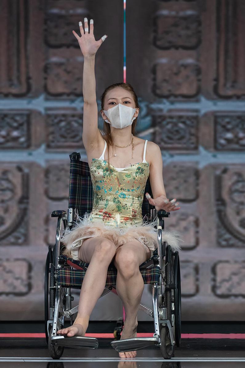Liz Kim Cương bị chấn thương, phải ngồi xe lăn biểu diễn
