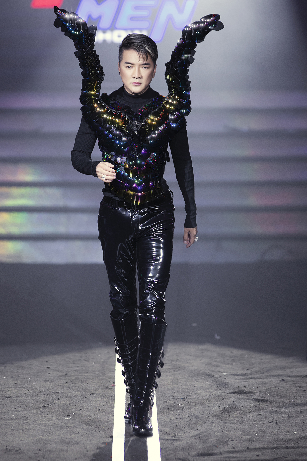 Đàm Vĩnh Hưng tự tin catwalk với Hương Giang, Võ Hoàng Yến